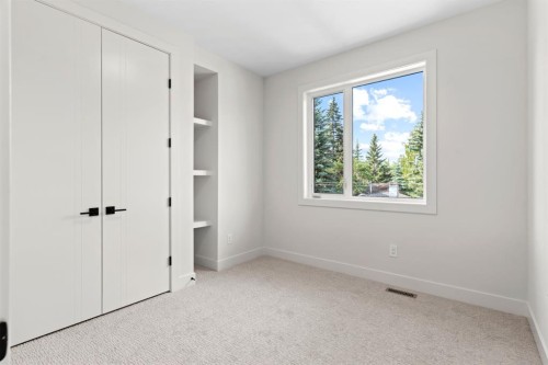 8140 47 Avenue Nw, Calgary, AB - Indoor Photo Showing Other Room