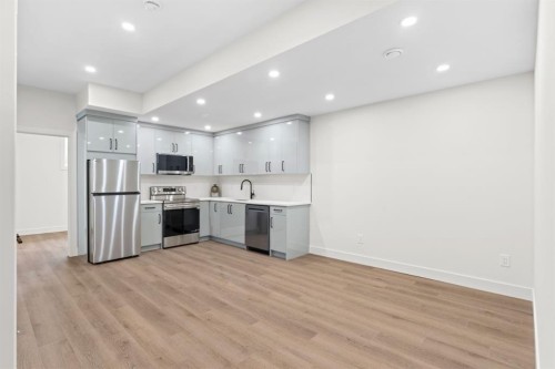 8140 47 Avenue Nw, Calgary, AB - Indoor Photo Showing Kitchen