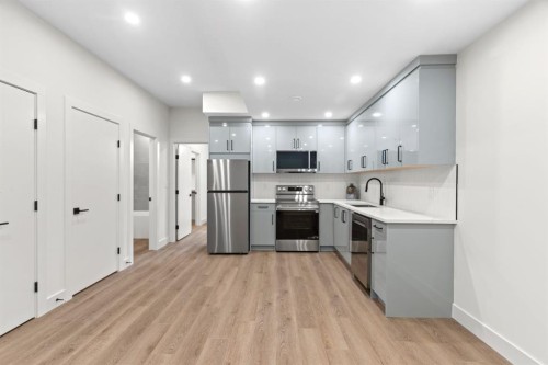 8140 47 Avenue Nw, Calgary, AB - Indoor Photo Showing Kitchen