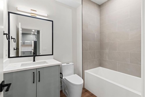 8140 47 Avenue Nw, Calgary, AB - Indoor Photo Showing Bathroom