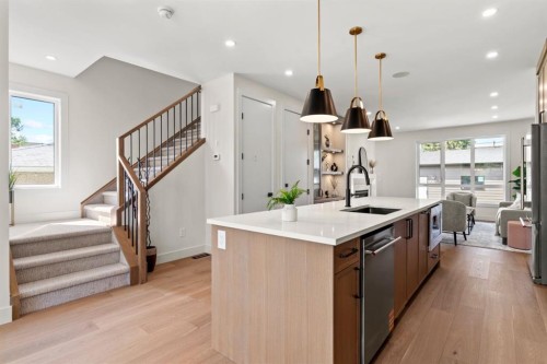 8140 47 Avenue Nw, Calgary, AB - Indoor Photo Showing Kitchen With Upgraded Kitchen