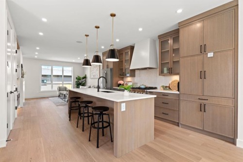 8140 47 Avenue Nw, Calgary, AB - Indoor Photo Showing Kitchen With Upgraded Kitchen
