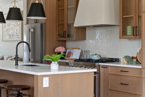 8140 47 Avenue Nw, Calgary, AB - Indoor Photo Showing Kitchen With Upgraded Kitchen