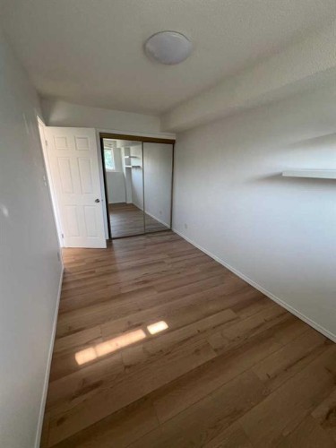 4-3726 Centre Street Ne, Calgary, AB - Indoor Photo Showing Other Room