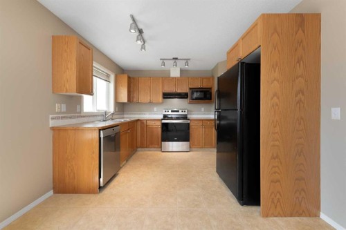 169 Everstone Drive Sw, Calgary, AB - Indoor Photo Showing Kitchen