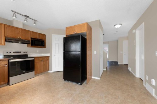 169 Everstone Drive Sw, Calgary, AB - Indoor Photo Showing Kitchen