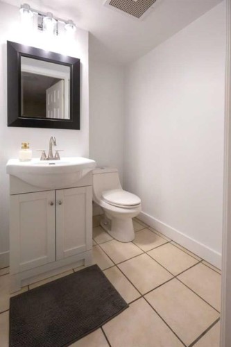 605-1900 25A Street Sw, Calgary, AB - Indoor Photo Showing Bathroom