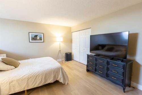 605-1900 25A Street Sw, Calgary, AB - Indoor Photo Showing Bedroom