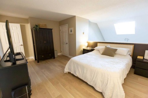 605-1900 25A Street Sw, Calgary, AB - Indoor Photo Showing Bedroom
