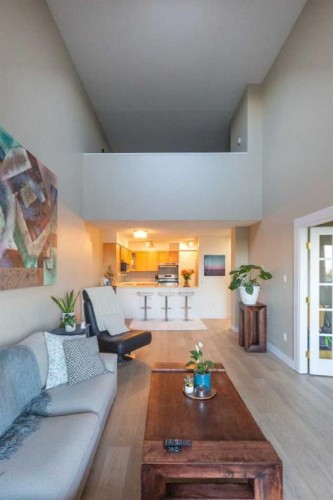 605-1900 25A Street Sw, Calgary, AB - Indoor Photo Showing Living Room