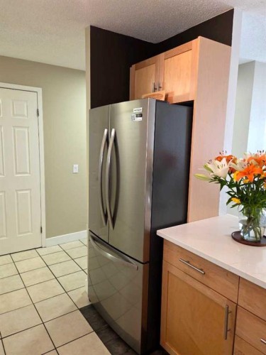 605-1900 25A Street Sw, Calgary, AB - Indoor Photo Showing Kitchen