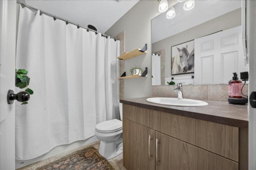146 Sunset Road, Cochrane, AB - Indoor Photo Showing Bathroom