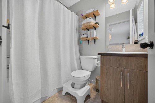 146 Sunset Road, Cochrane, AB - Indoor Photo Showing Bathroom