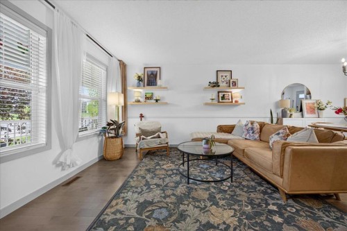 146 Sunset Road, Cochrane, AB - Indoor Photo Showing Living Room