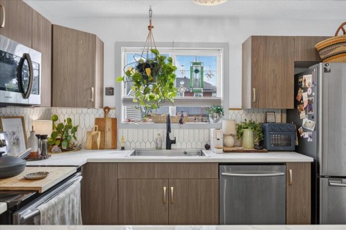146 Sunset Road, Cochrane, AB - Indoor Photo Showing Kitchen