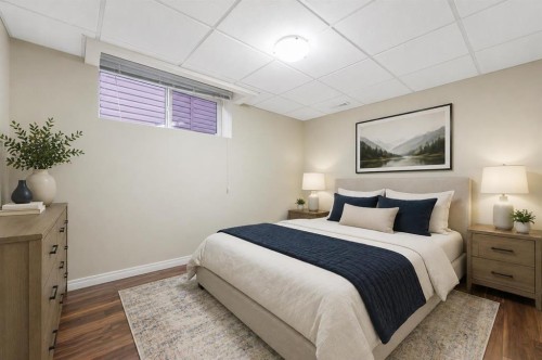 29 Royal Birkdale Drive Nw, Calgary, AB - Indoor Photo Showing Bedroom