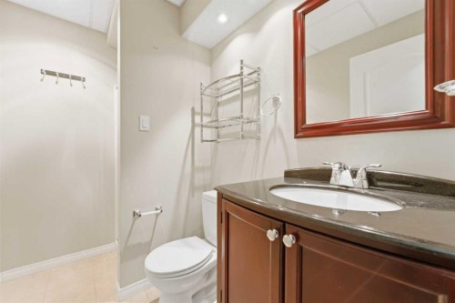29 Royal Birkdale Drive Nw, Calgary, AB - Indoor Photo Showing Bathroom