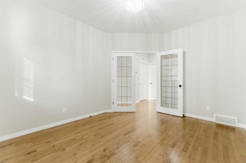 29 Royal Birkdale Drive Nw, Calgary, AB - Indoor Photo Showing Other Room