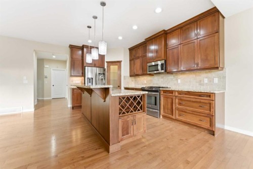 29 Royal Birkdale Drive Nw, Calgary, AB - Indoor Photo Showing Kitchen With Upgraded Kitchen
