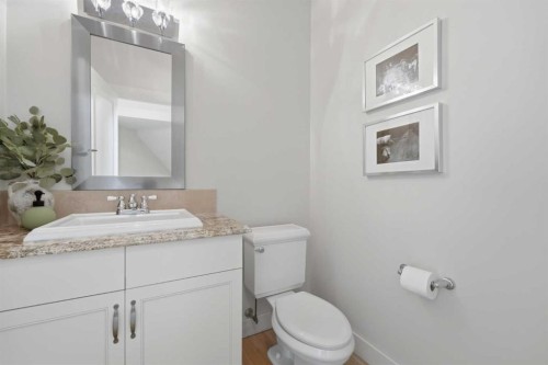 8216 9 Avenue Sw, Calgary, AB - Indoor Photo Showing Bathroom