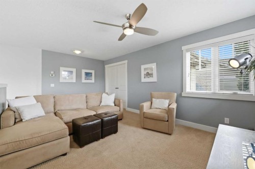 8216 9 Avenue Sw, Calgary, AB - Indoor Photo Showing Living Room