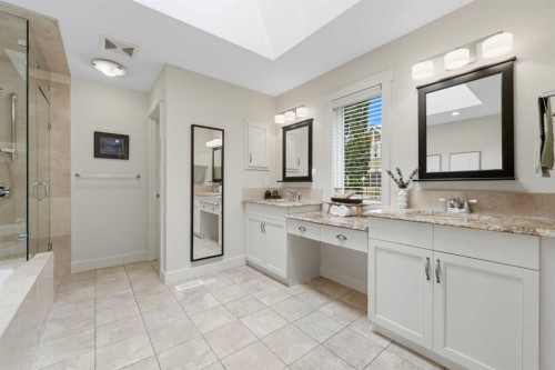 8216 9 Avenue Sw, Calgary, AB - Indoor Photo Showing Bathroom