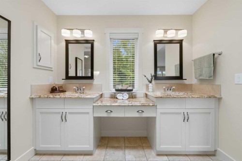 8216 9 Avenue Sw, Calgary, AB - Indoor Photo Showing Bathroom