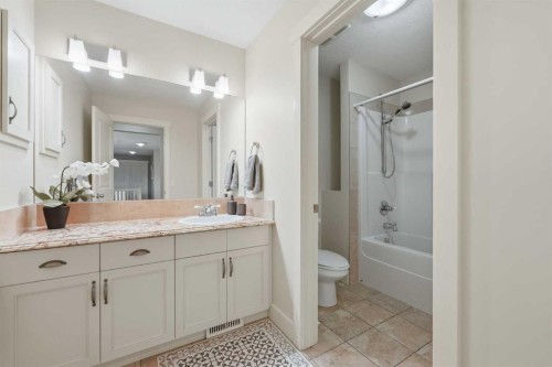 8216 9 Avenue Sw, Calgary, AB - Indoor Photo Showing Bathroom