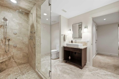 8216 9 Avenue Sw, Calgary, AB - Indoor Photo Showing Bathroom