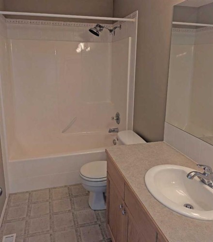 34 Coopers Close Sw, Airdrie, AB - Indoor Photo Showing Bathroom