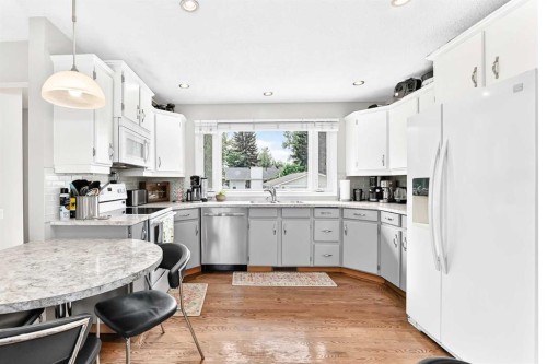 256 Midvalley Place Se, Calgary, AB - Indoor Photo Showing Kitchen