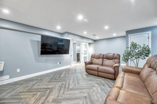 101 Hawkmere Place, Chestermere, AB - Indoor Photo Showing Living Room