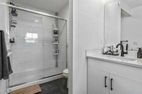 99 Masters Road Se, Calgary, AB - Indoor Photo Showing Bathroom