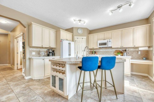 243 Westchester Boulevard, Chestermere, AB - Indoor Photo Showing Kitchen