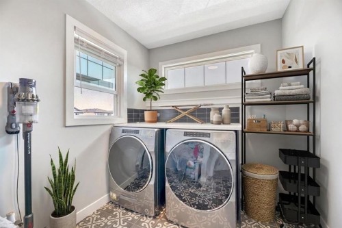 303 Dawson Harbour Court, Chestermere, AB - Indoor Photo Showing Laundry Room