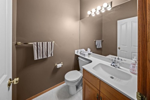 30 Gleneagles View, Cochrane, AB - Indoor Photo Showing Bathroom