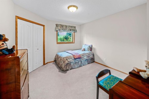 30 Gleneagles View, Cochrane, AB - Indoor Photo Showing Bedroom