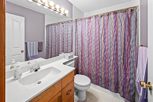 30 Gleneagles View, Cochrane, AB - Indoor Photo Showing Bathroom