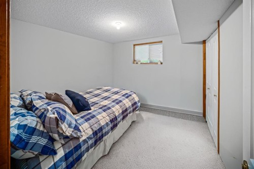 30 Gleneagles View, Cochrane, AB - Indoor Photo Showing Bedroom