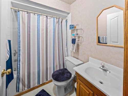 30 Gleneagles View, Cochrane, AB - Indoor Photo Showing Bathroom