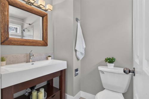1924 29 Avenue South, Calgary, AB - Indoor Photo Showing Bathroom