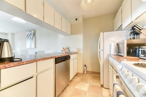 2209-221 6 Avenue Se, Calgary, AB - Indoor Photo Showing Kitchen