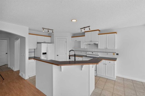 126 Bridlewood Way Sw, Calgary, AB - Indoor Photo Showing Kitchen