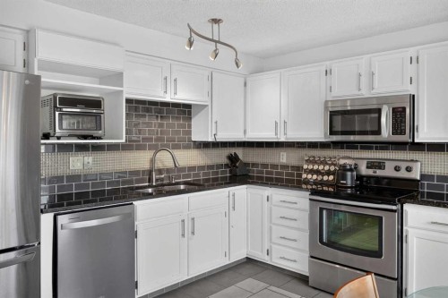 571 Point Mckay Grove Nw, Calgary, AB - Indoor Photo Showing Kitchen With Double Sink With Upgraded Kitchen