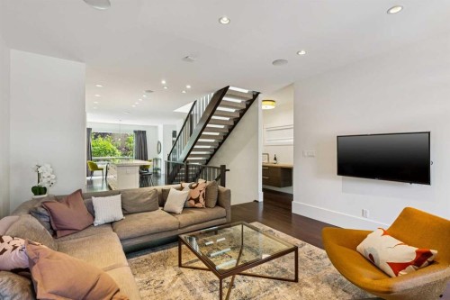 4417 16A Street Sw, Calgary, AB - Indoor Photo Showing Living Room