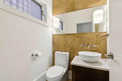 4417 16A Street Sw, Calgary, AB - Indoor Photo Showing Bathroom
