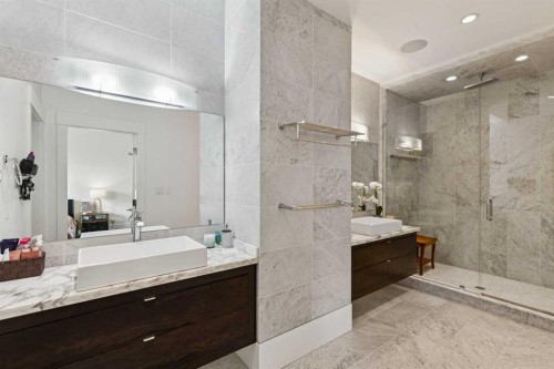 4417 16A Street Sw, Calgary, AB - Indoor Photo Showing Bathroom