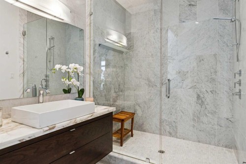 4417 16A Street Sw, Calgary, AB - Indoor Photo Showing Bathroom