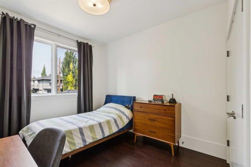 4417 16A Street Sw, Calgary, AB - Indoor Photo Showing Bedroom