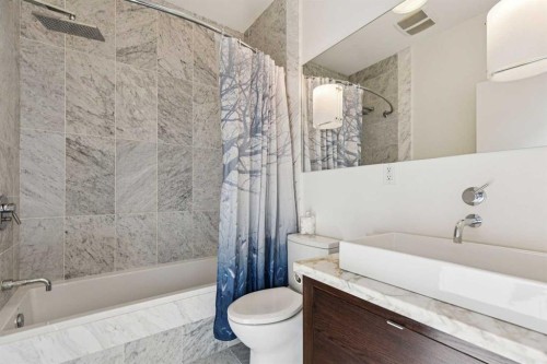 4417 16A Street Sw, Calgary, AB - Indoor Photo Showing Bathroom